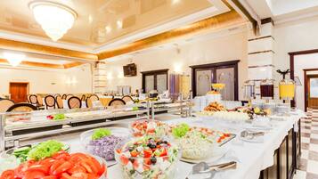 Café da manhã feito na hora todos os dias mediante uma taxa