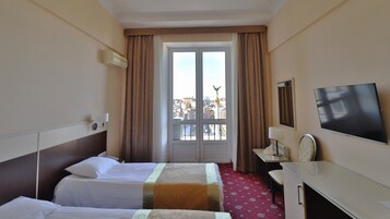 Panorama Twin kamer | Luxe beddengoed, een kluis op de kamer, een bureau, een laptopwerkplek