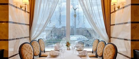 2 nhà hàng, phục vụ bữa sáng