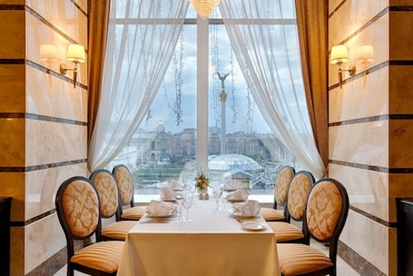 2 restaurantes, se sirve desayuno