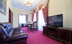 Suite Affaires, 1 chambre | Aire de séjour | Téléviseur de 20 po avec télévision par câble