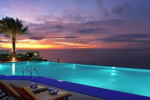 2 piscinas al aire libre, sombrillas, sillones reclinables de piscina