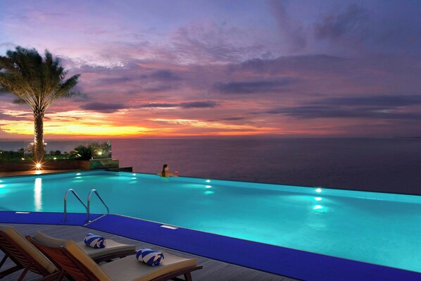 2 piscines extérieures, parasols de plage, chaises longues