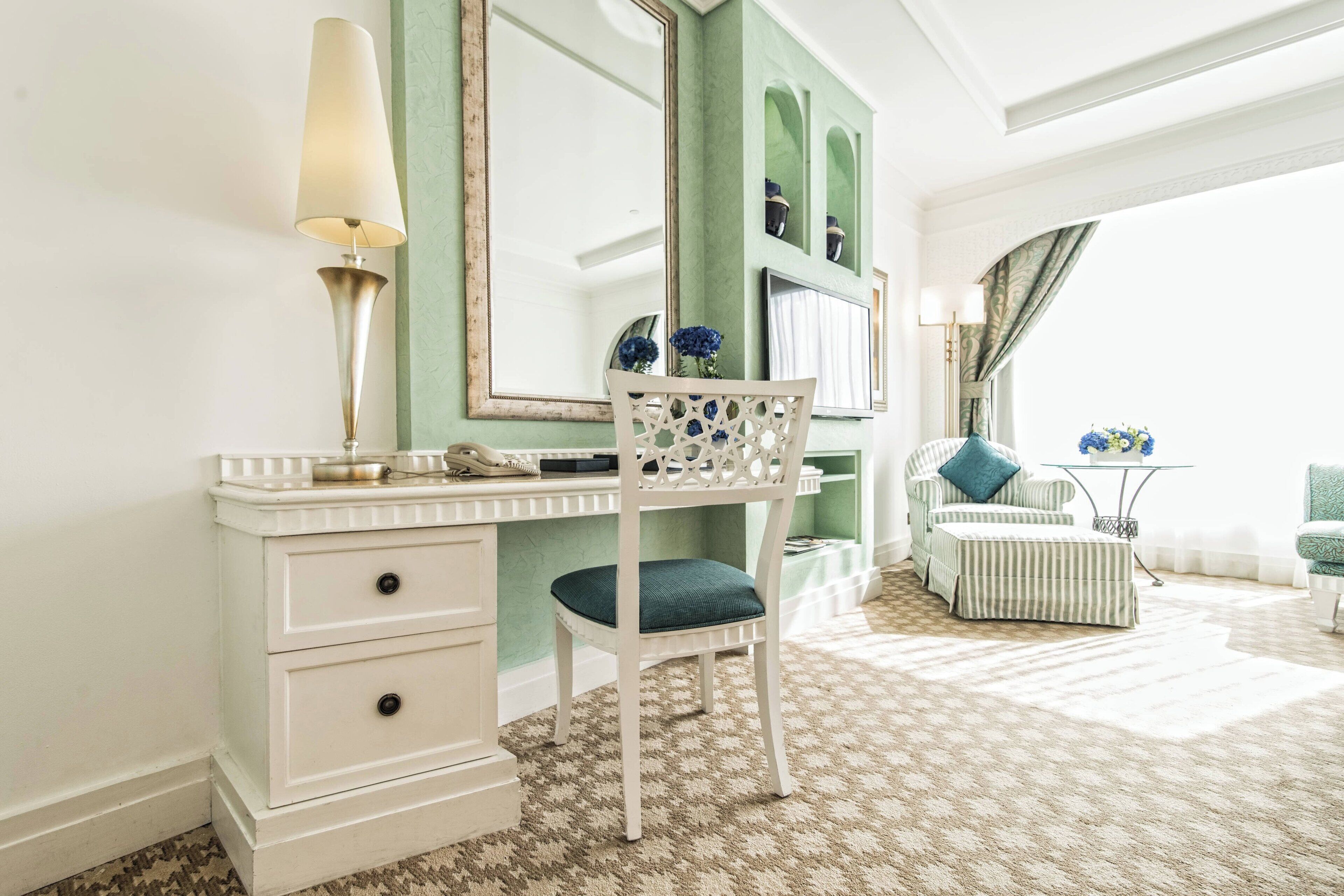 club room, 1 king bed, smoking | 1 bedroom, frette italian sheets, premium bedding, minibar