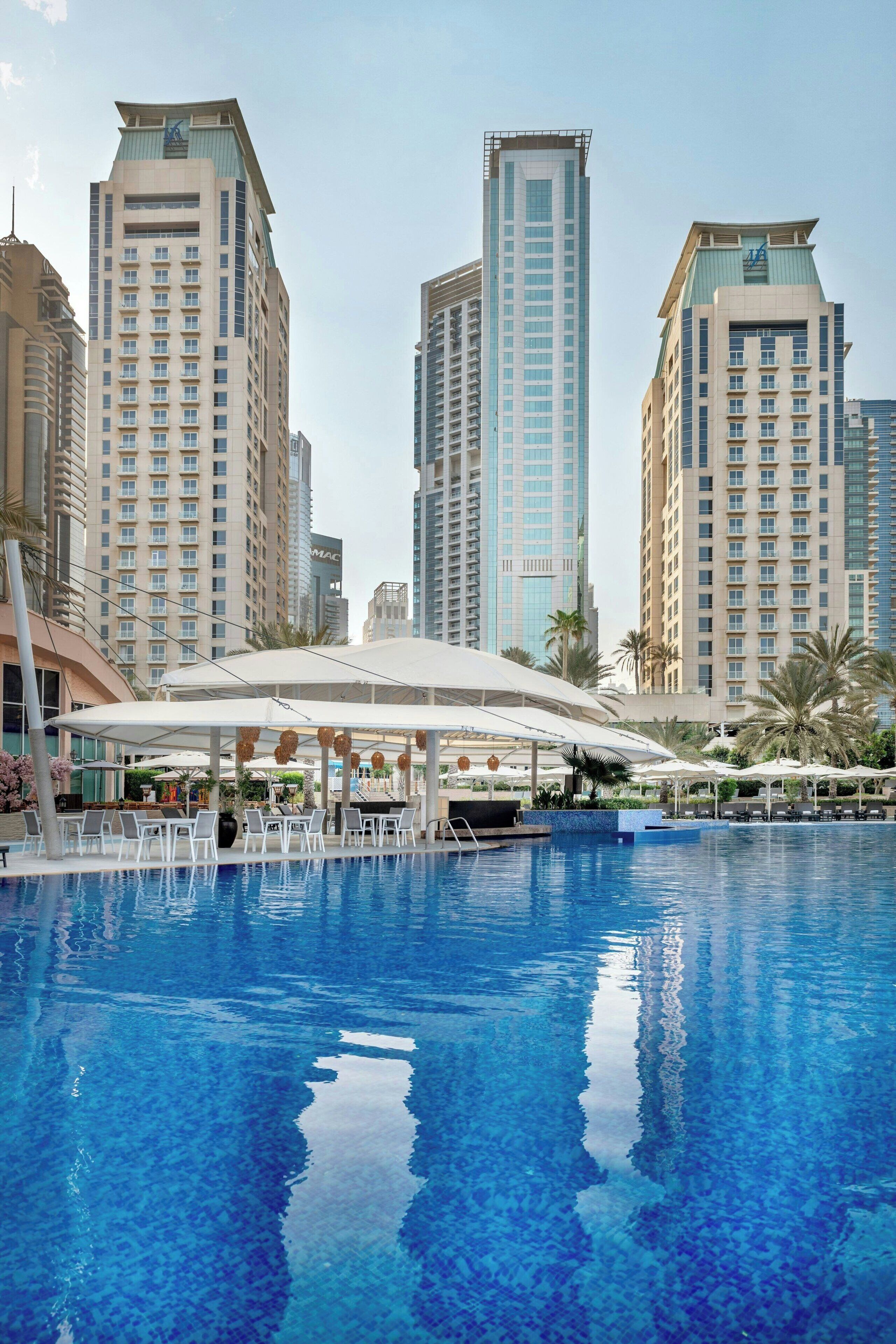 2 piscines extérieures, parasols de plage, chaises longues