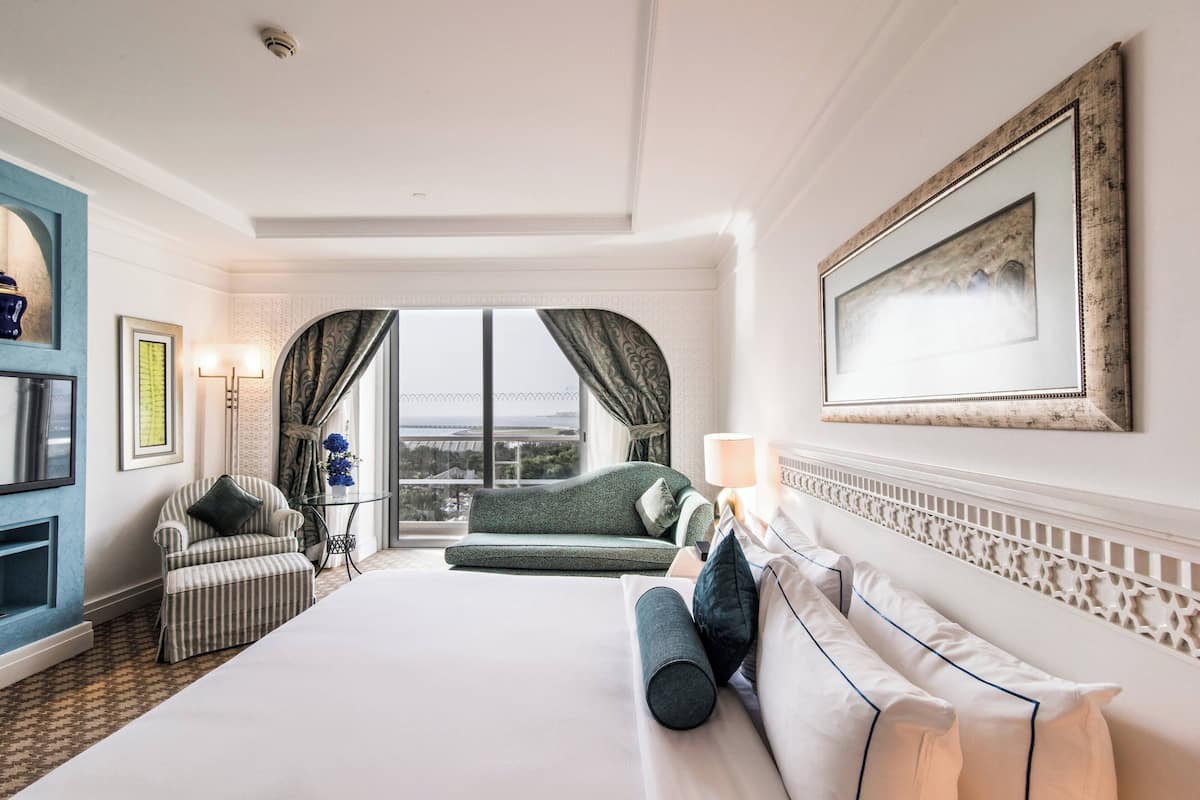 Club Room, 1 King Bed, Smoking | 1 bedroom, Frette Italian sheets, premium bedding, minibar