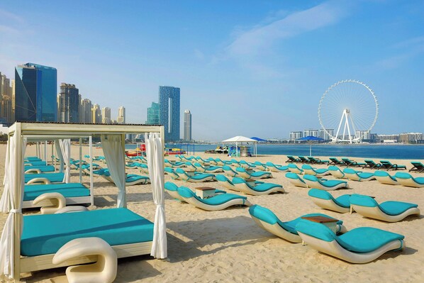 Playa privada, camas de playa gratis, sillas reclinables de playa