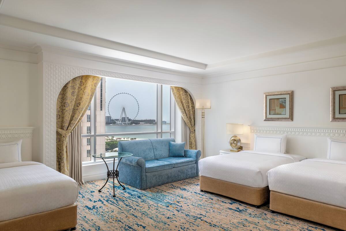 Camera familiare, 2 letti singoli, fumatori, piano elevato | Lenzuola Frette, biancheria da letto di alta qualità, minibar