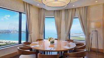 4 bars/lounges, sports bar, gastropub