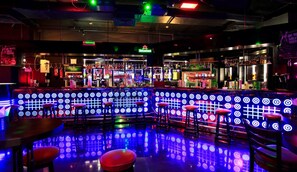 3 bares o lounges, bar junto a la alberca 