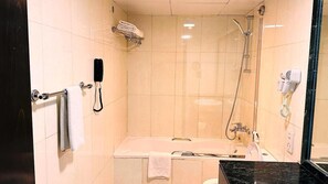 Baño | Tina y regadera independientes y amenidades de baño gratuitas 