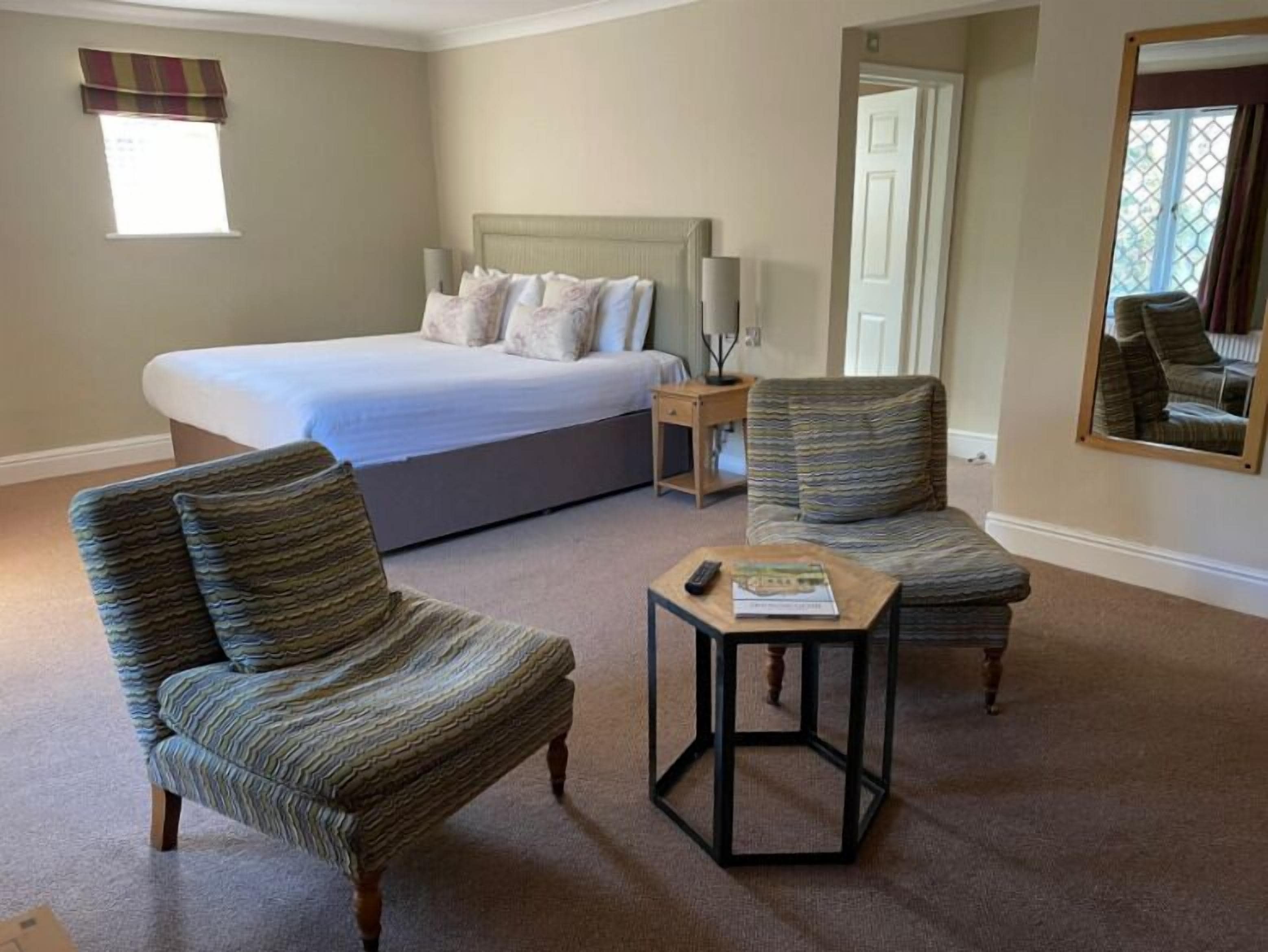Luxury Double Room | Living area | TV