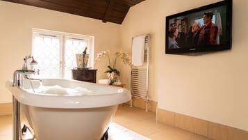 Superior Double Room | Bathroom | Combined shower/tub, free toiletries, hair dryer, towels