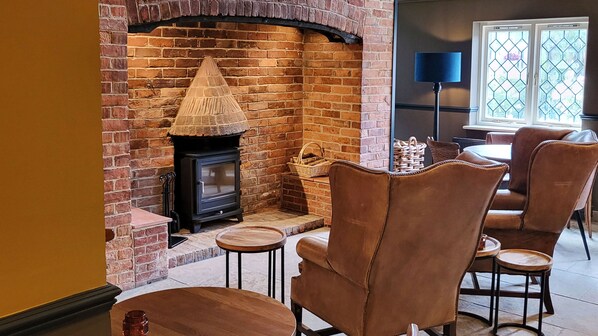 Serves breakfast, dinner and brunch