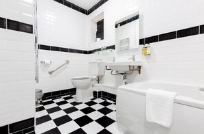 Habitación estándar doble | Baño | Ducha y bañera combinadas, secador de pelo y toallas