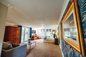 Suite | Iron/ironing board, free WiFi, bed sheets