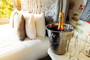Manor Master Suite | Bộ đồ giường cao cấp, trang trí khác biệt 