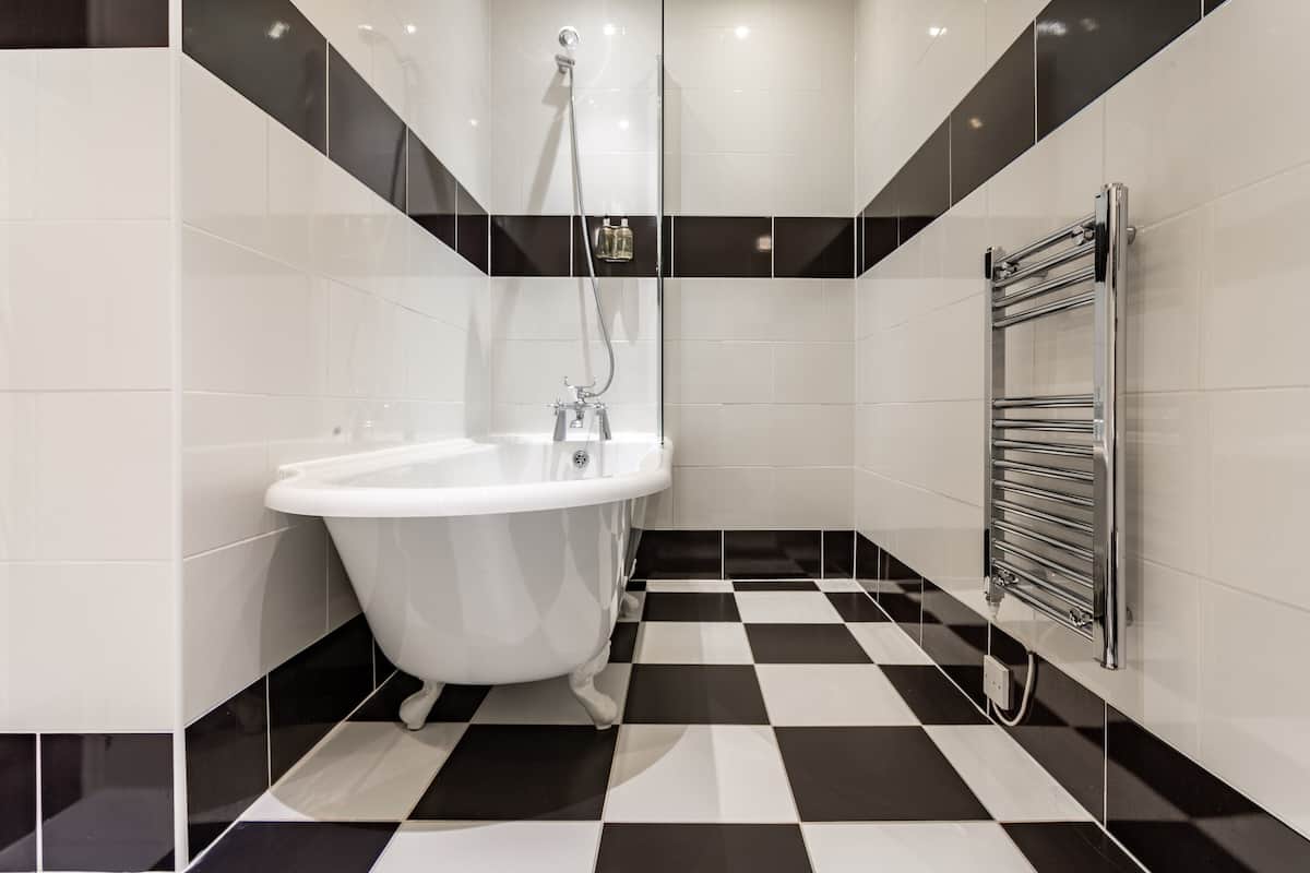 suite | bathroom | combined shower/bathtub, hair dryer, towels