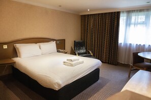 Quarto executivo, 1 cama de casal, para não fumantes | Escrivaninha, cortinas blackout, ferros/tábuas de passar roupa