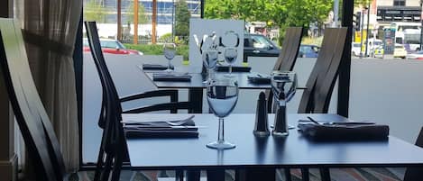 Serves breakfast, lunch and dinner