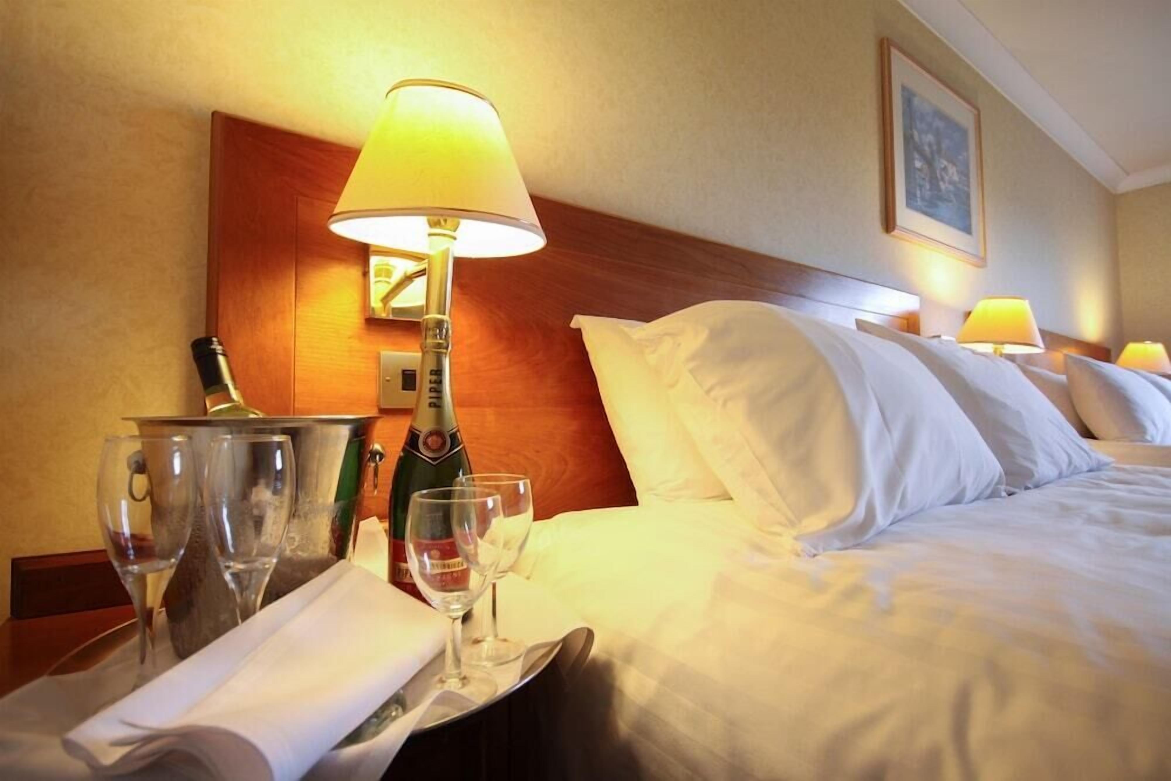 1 غرفة نوم وخزنة داخل الغرفة ومكتب وتجهيزات عازلة للصوت