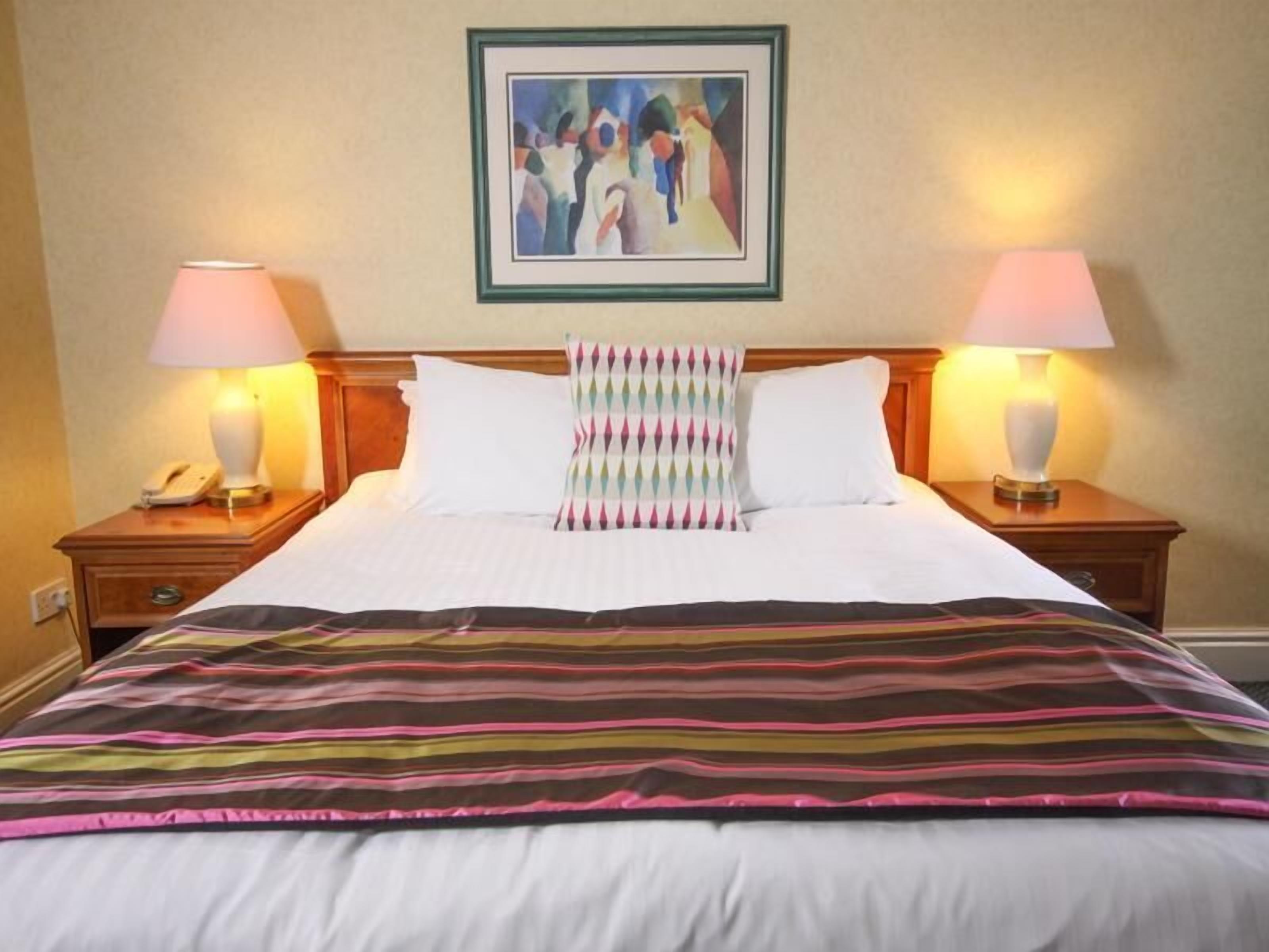 Habitación doble estándar | 1 habitación, caja de seguridad en la habitación y escritorio 