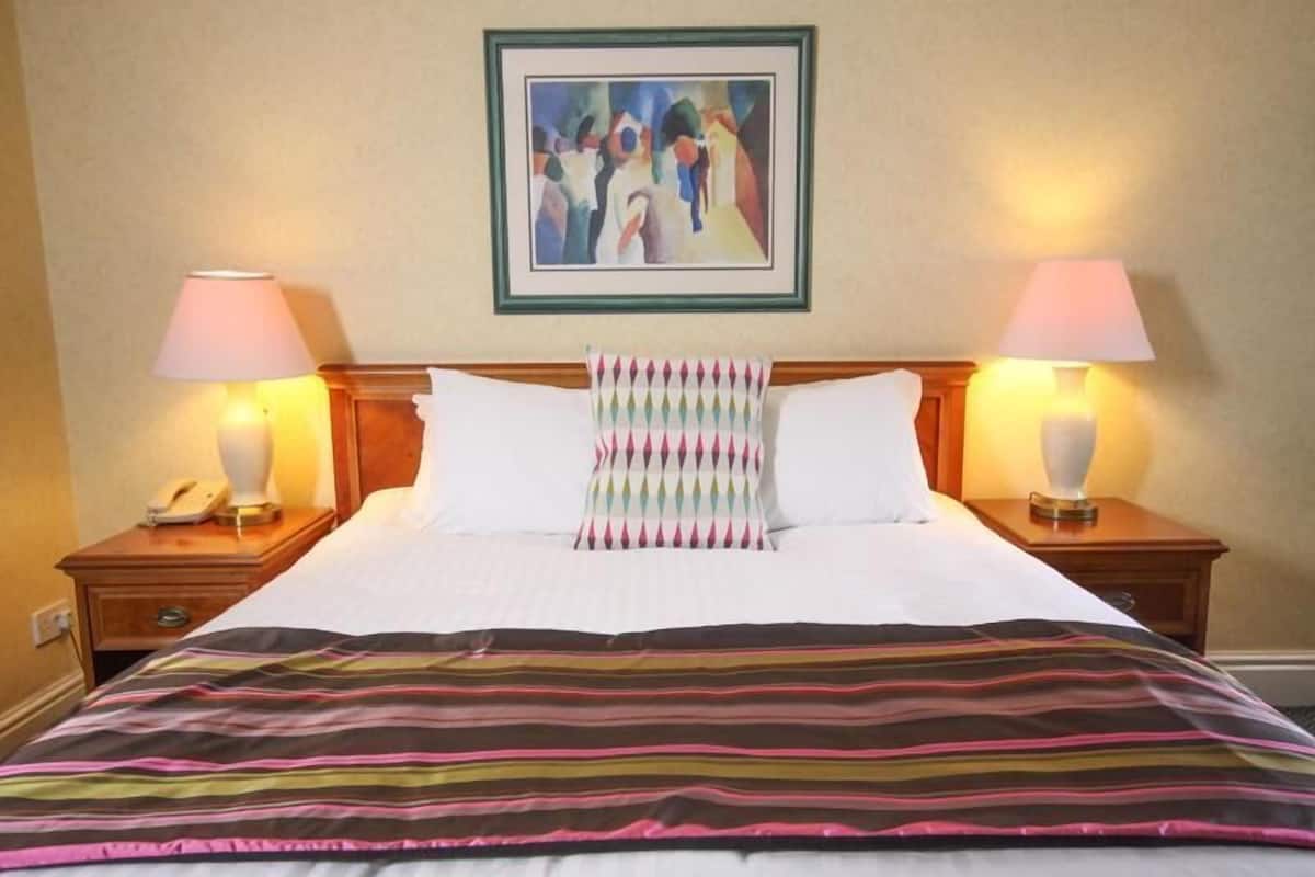 Habitación doble estándar | 1 habitación, caja de seguridad en la habitación y escritorio