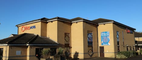 Vista frontal de la propiedad