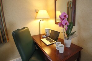 Executive Double Room | In-room business centre
