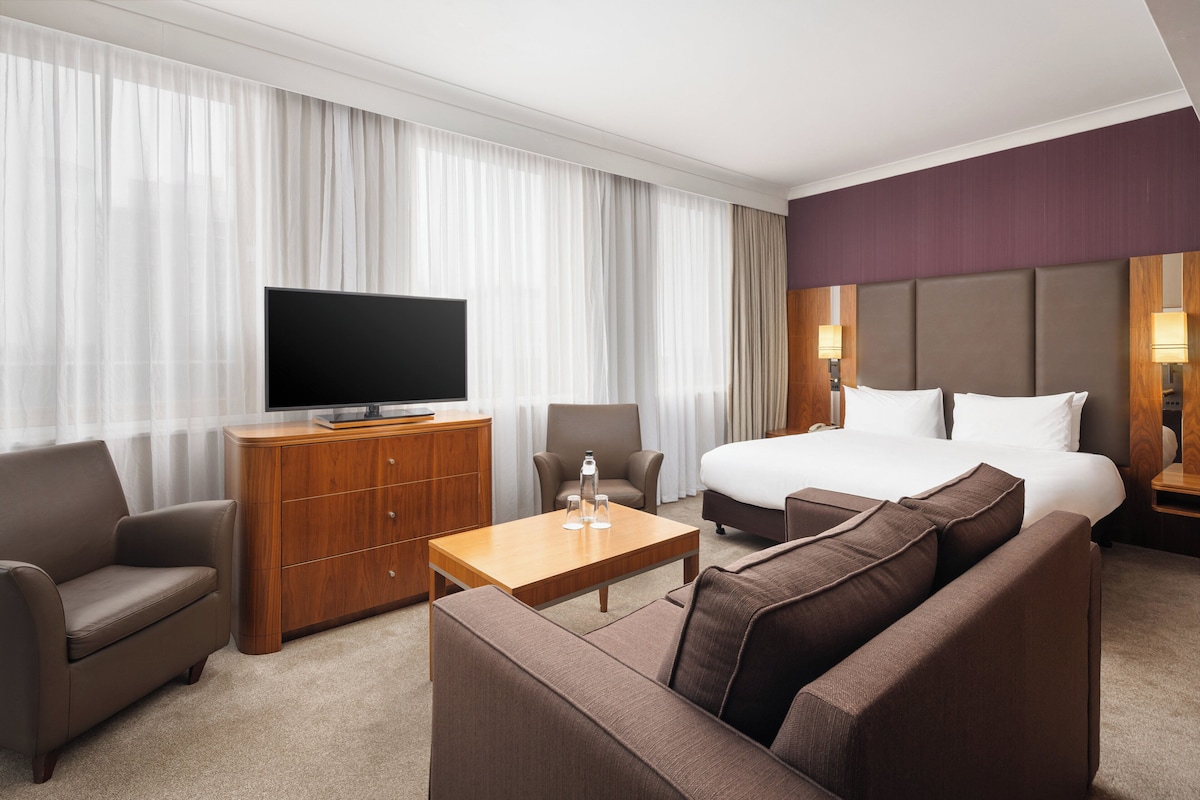 Suite – junior, 1 kingsize-seng (Living Area) | Minibar, safe på rommet, skrivebord og blendingsgardiner