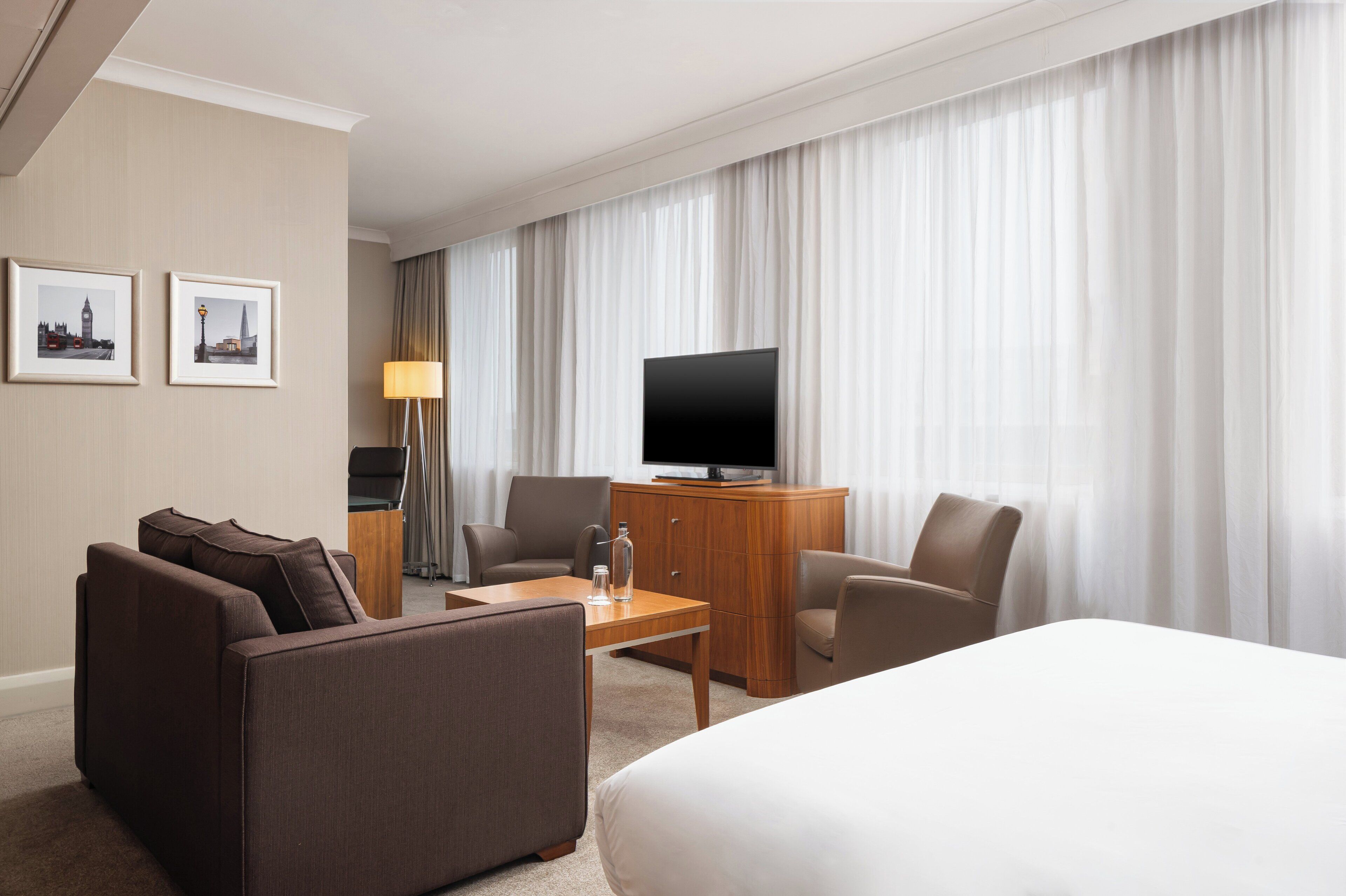junior suite, 1 king bed (living area) | 1 bedroom, minibar, in-room safe, desk