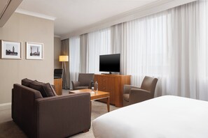 Junior-Suite, 1 King-Bett (Living Area) | Minibar, Zimmersafe, Schreibtisch, Verdunkelungsvorhänge