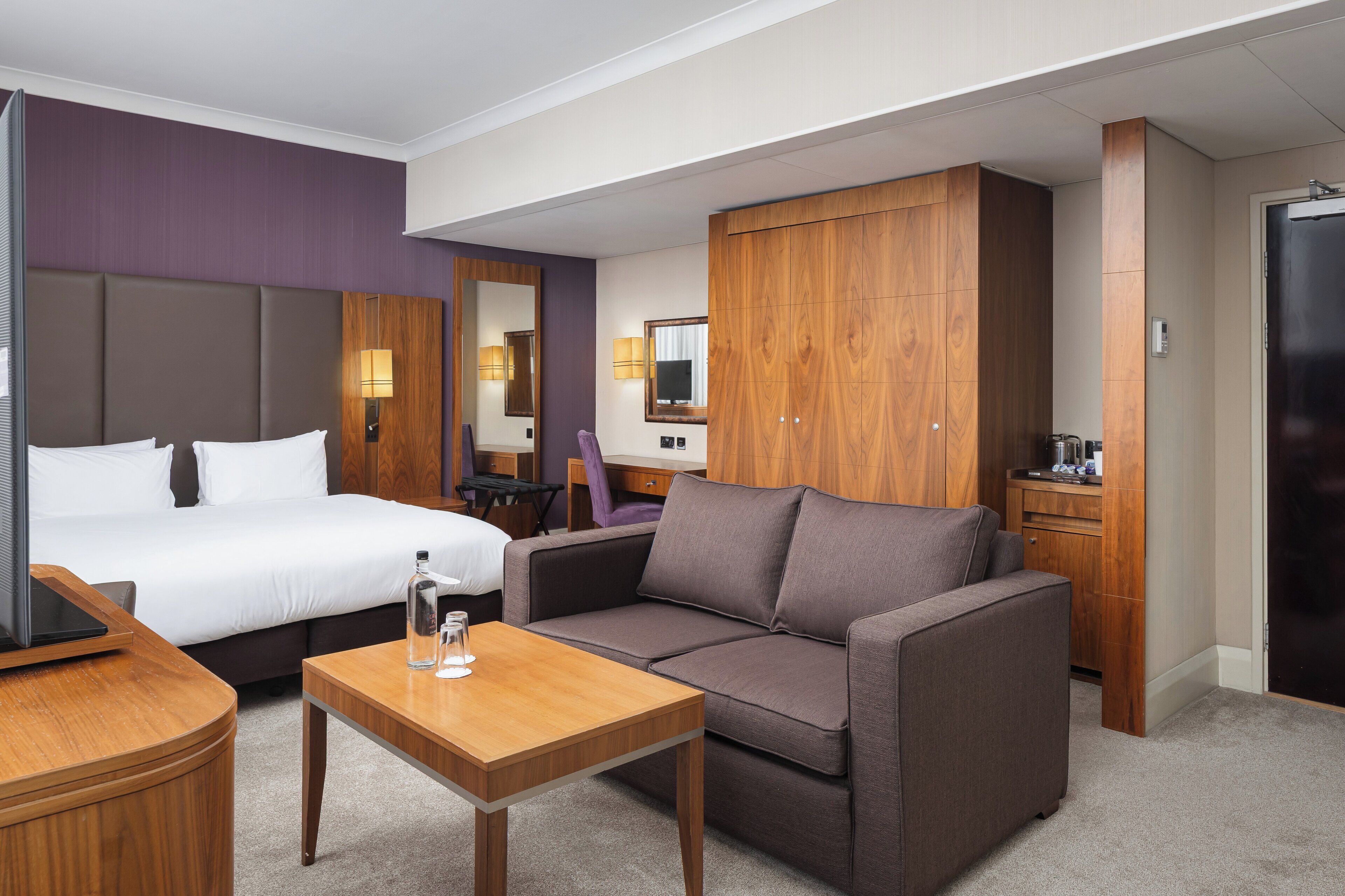 junior suite, 1 king bed (living area) | 1 bedroom, minibar, in-room safe, desk