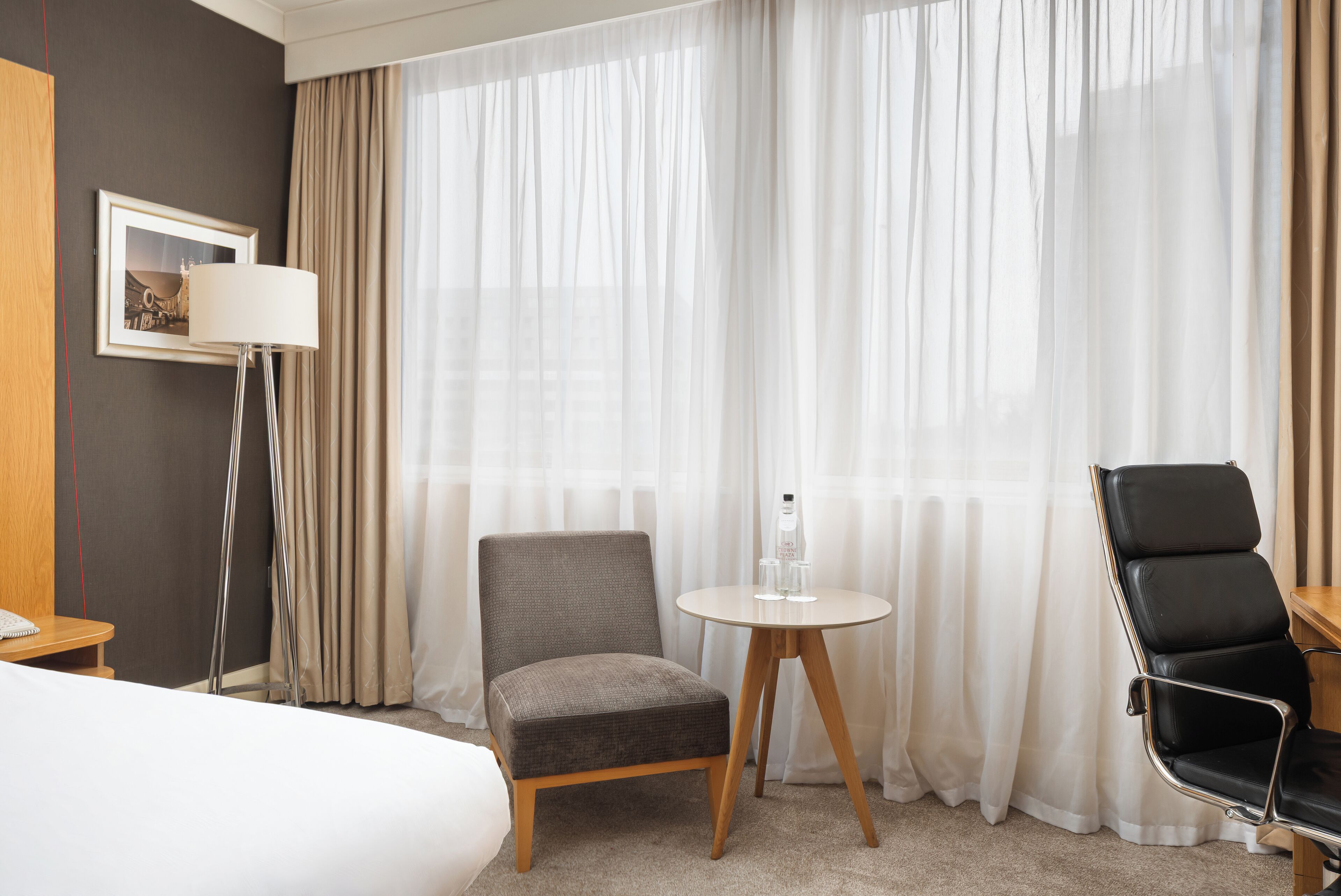 room, 1 queen bed, accessible, ground floor | 1 bedroom, minibar, in-room safe, desk