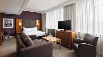 小型套房, 1 张大床 (Living Area) | 迷你吧、客房内保险箱、办公桌、遮光窗帘