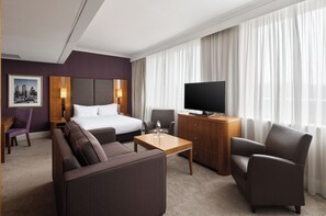 Junior-Suite, 1 Queen-Bett (Living Area) | 1 Schlafzimmer, Minibar, Zimmersafe, Schreibtisch