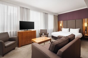 Junior-Suite, 1 King-Bett (Living Area) | Minibar, Zimmersafe, Schreibtisch, Verdunkelungsvorhänge