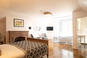 Habitación superior, 1 cama de matrimonio grande, no fumadores | Decoración individual, escritorio, tabla de planchar con plancha