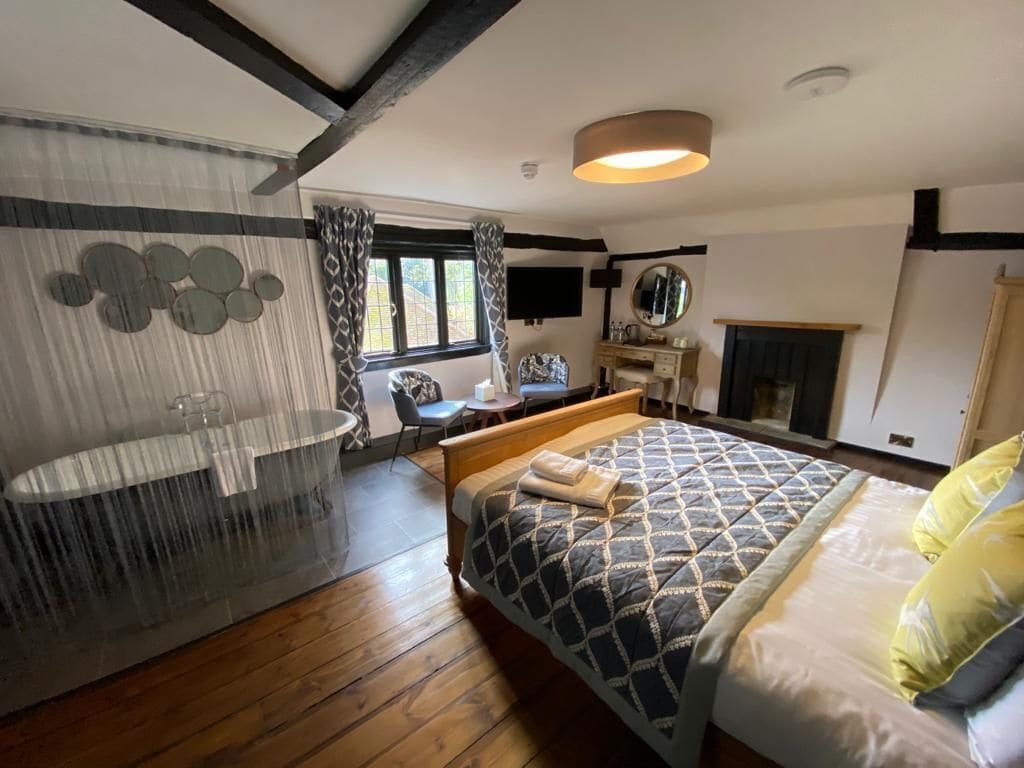 بديكورات فريدة لكل غرفة ومكتب ومكواة/لوح كي وسرير سفر