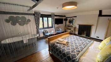 Decoración personalizada, escritorio y tabla de planchar con plancha