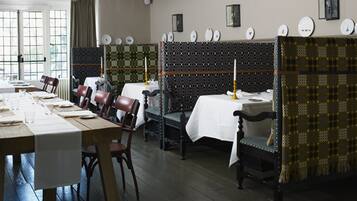 فطور إنجليزي يوميًا بتكلفة قدرها (10.95 GBP للشخص)