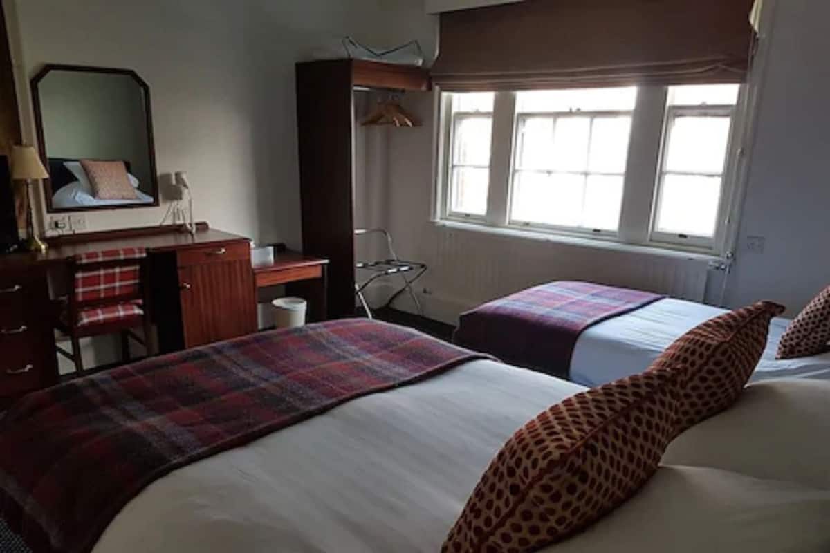 Family Room, Ensuite | Desk, blackout drapes, iron/ironing board, free WiFi