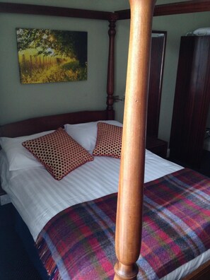 Desk, blackout curtains, iron/ironing board, free WiFi - The Broadway Hotel (Letchworth)