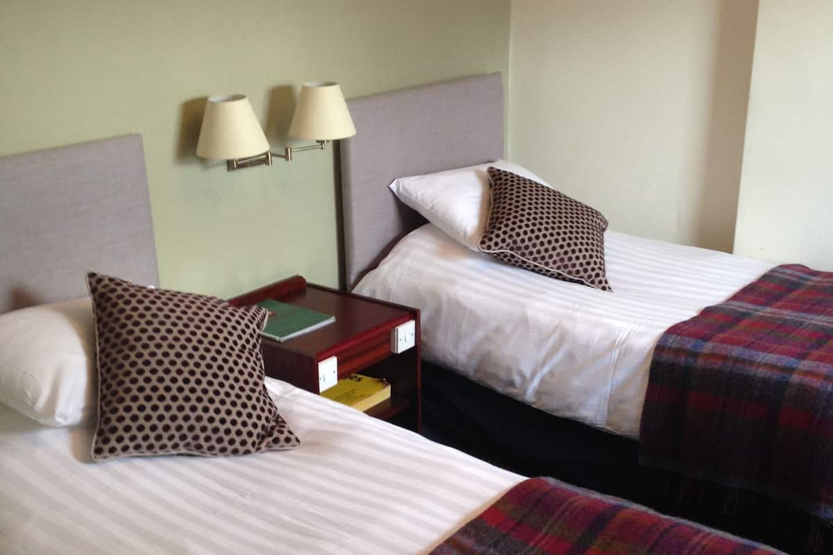 Twin Room, Ensuite | Desk, blackout drapes, iron/ironing board, free WiFi