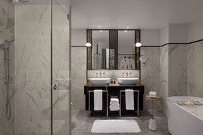 Articles de toilette de luxe, sèche-cheveux, peignoirs, chaussons