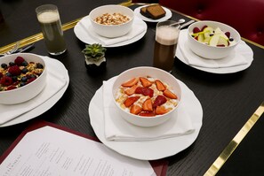 Desayuno completo (GBP 35 por persona) 