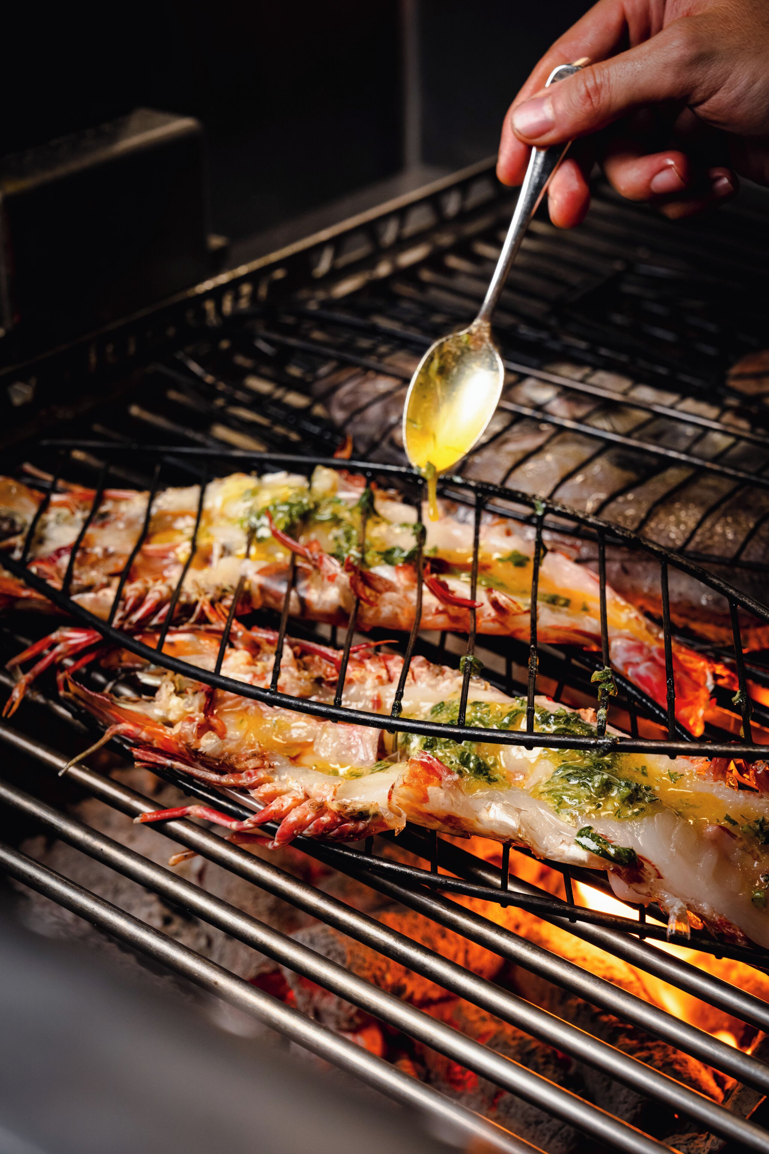 Una parrilla con mariscos y verduras asándose.