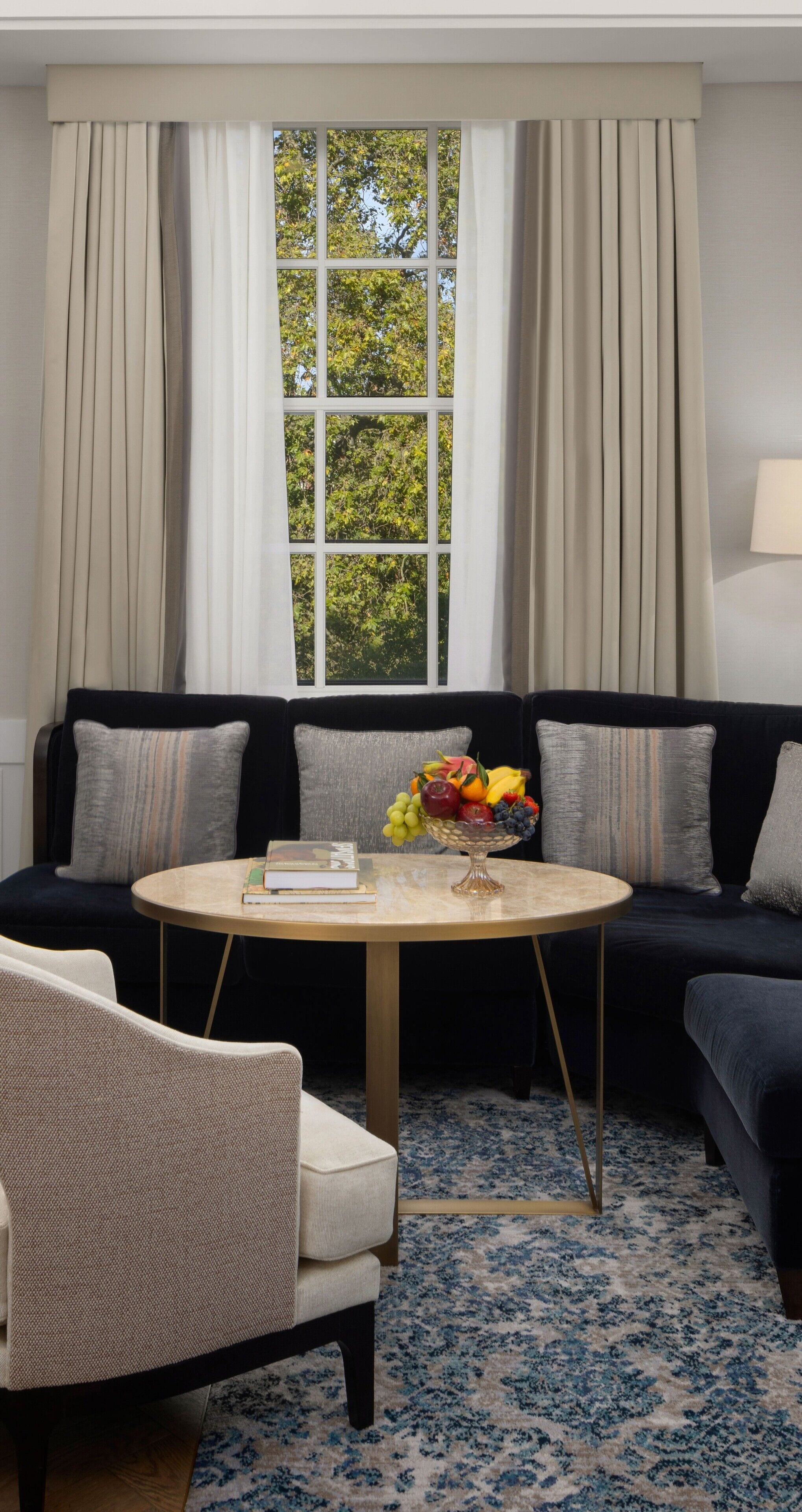 Suite (Biltmore, Grosvenor Square View) | Área de sala de estar | Smart TV 