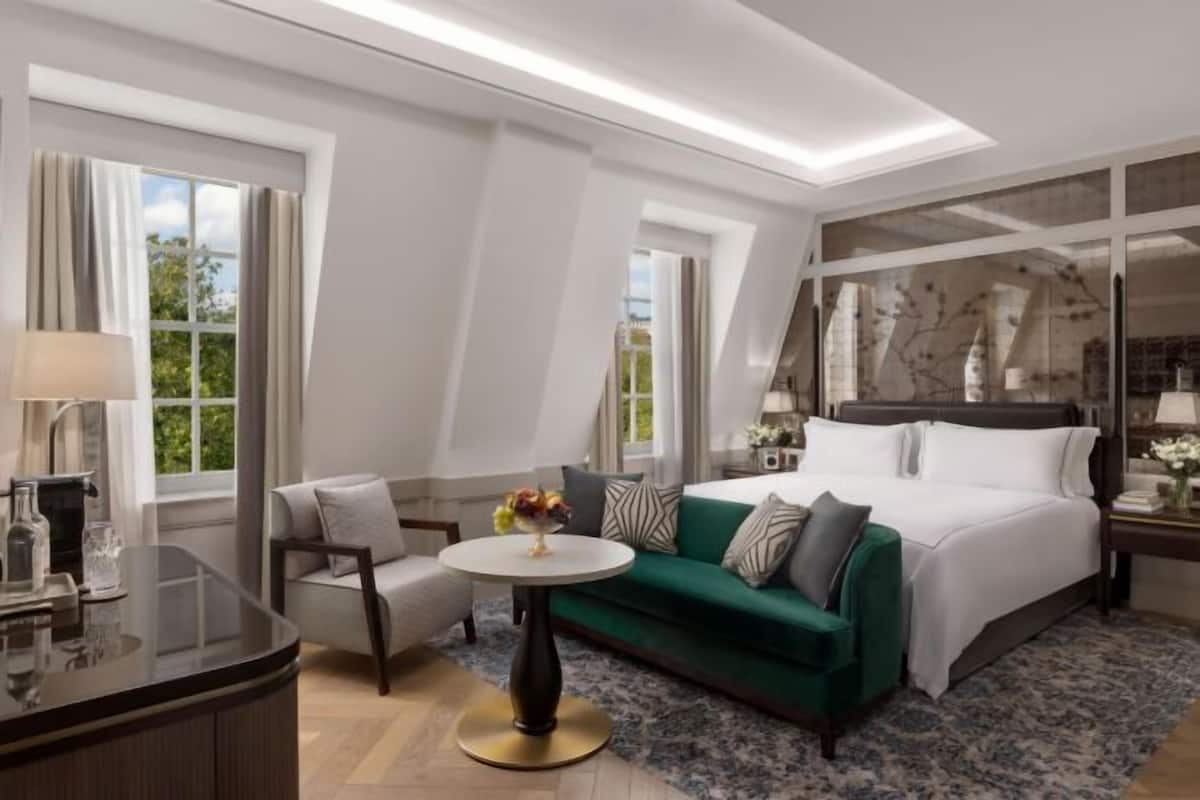 1 Schlafzimmer, Zimmersafe, Schreibtisch, laptopgeeigneter Arbeitsplatz