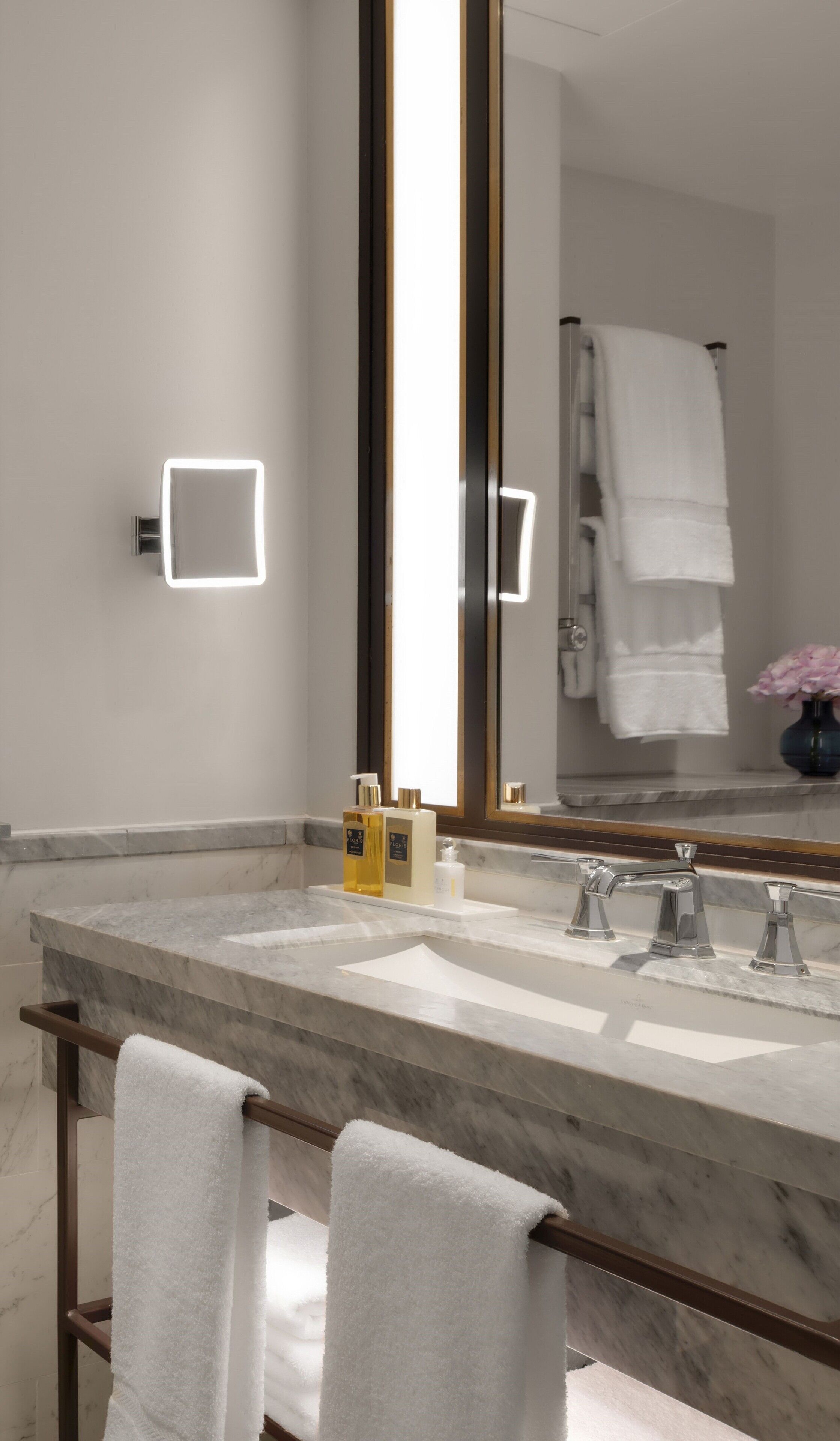 Amenidades de baño de diseñador, secadora de cabello, batas, pantuflas 